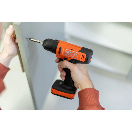 Parafusadeira / Furadeira de impacto 12V - com 17 acessórios - Black+Decker